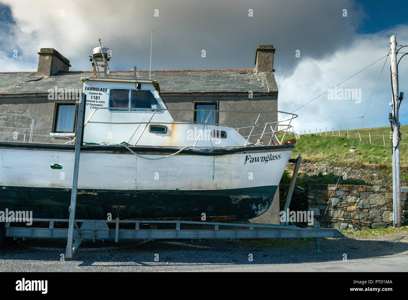 Irlanda, INISH (Fine) Boffin Island, in barca nel bacino di carenaggio in attesa di essere riparato e dipinto. Foto Stock