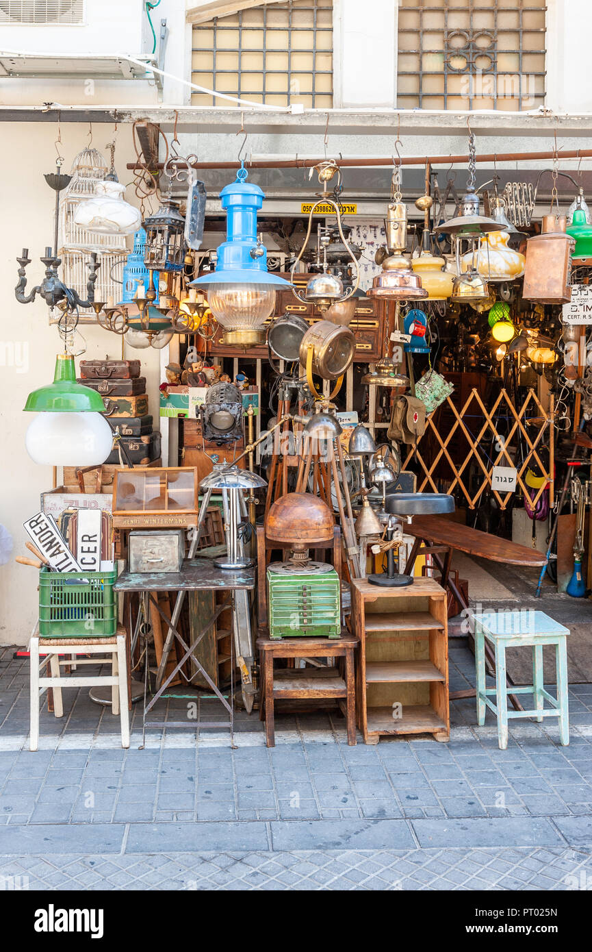 Israele, Tel Aviv - 28 Settembre 2018: Shuk hapishpeshim mercato delle pulci: arredamento e apparecchiature di illuminazione store Foto Stock
