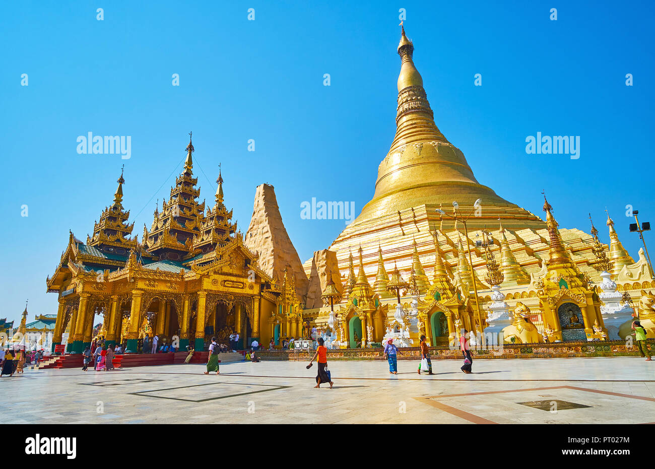 YANGON, MYANMAR - Febbraio 27, 2018: Shwedagon Zedi Daw è famosa per la sua bellissima gigante pagoda, ornato e stupa immagine panoramica case e santuari, o Foto Stock