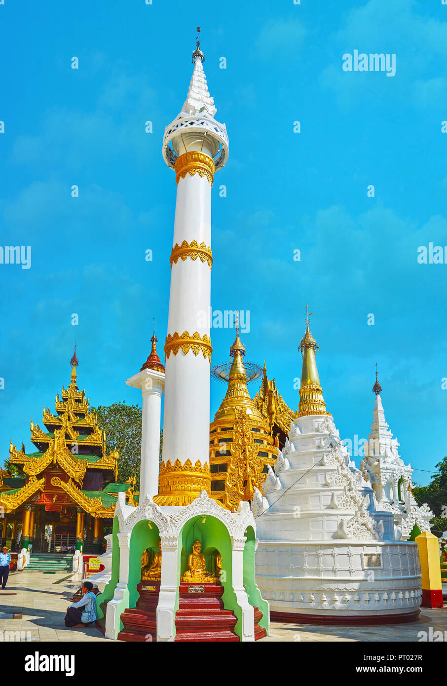 YANGON, MYANMAR - Febbraio 27, 2018: ornati stupa e case di immagine per motivi di Shwedagon pagoda con pittoreschi pyatthat (multistaged) tetti a Foto Stock