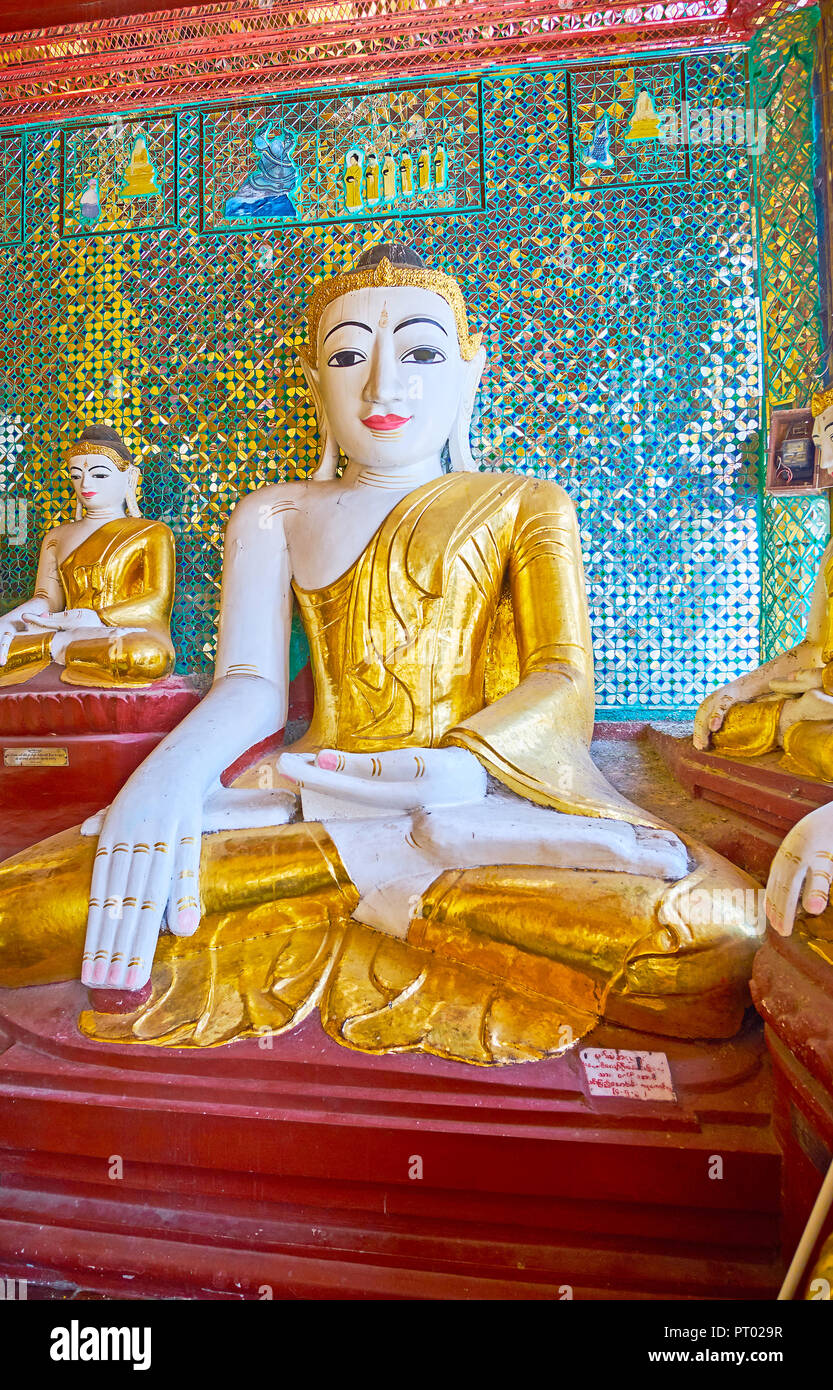 YANGON, MYANMAR - Febbraio 27, 2018: l'immagine del Buddha di toccare terra nel Santuario di impronta di Shwedagon Zedi Daw, decorata con vetro complessa pa Foto Stock