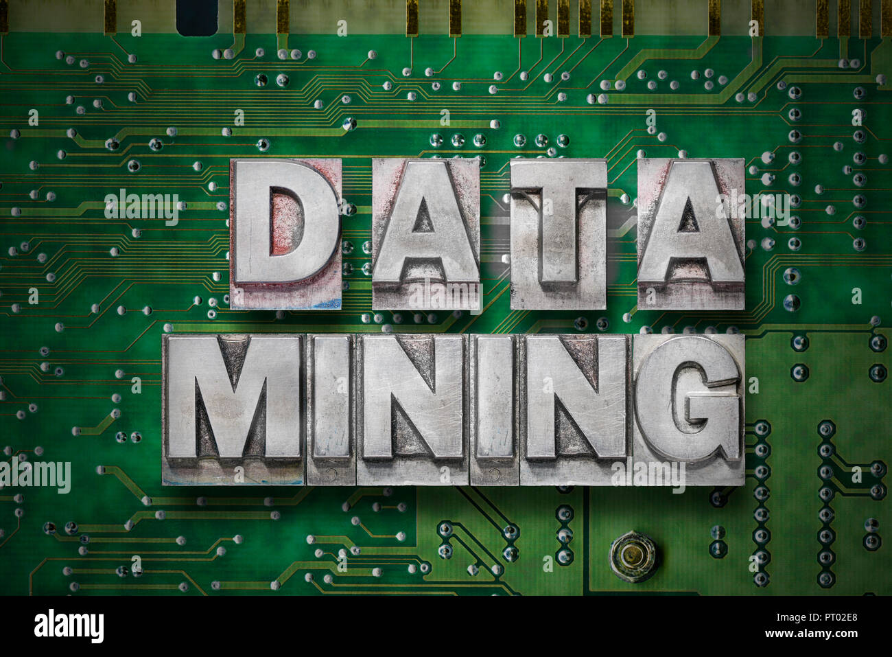 Il data mining frase composta da metallico blocchi di stampa in rilievo sulla scheda pc sfondo Foto Stock