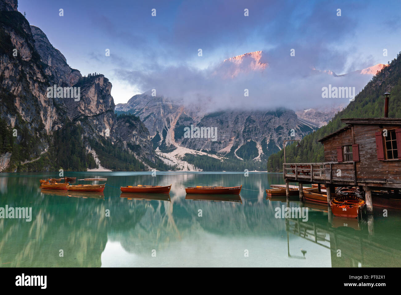 Lo spuntar del giorno a fine estate al Lago di Braies, Alto Adige Foto Stock