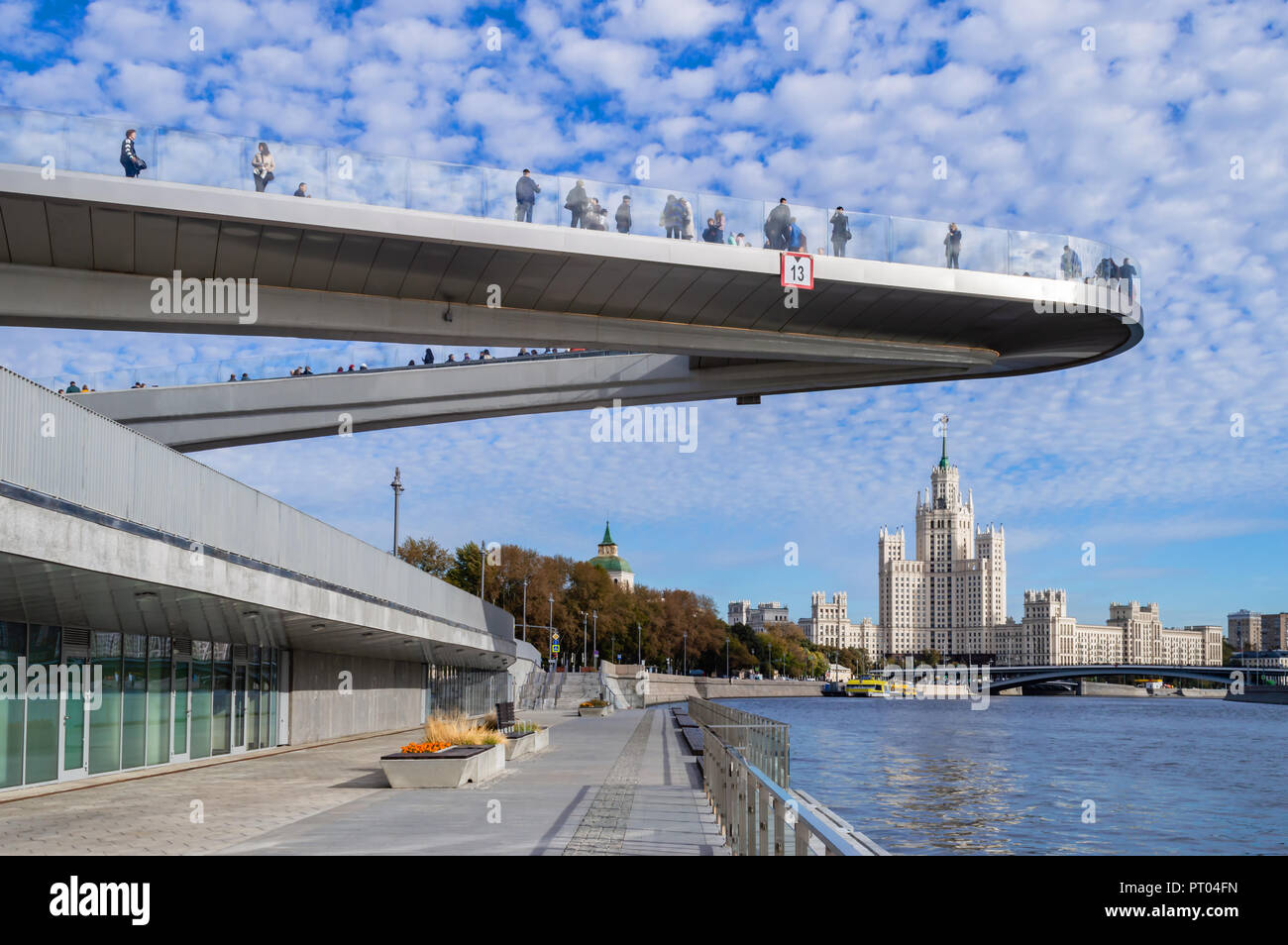 Vista del grattacielo su Kotelnicheskaya Embankment e ponte galleggiante Foto Stock