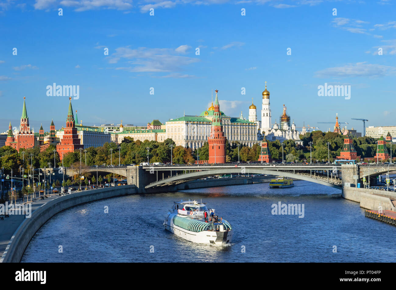 Vista del Cremlino e fiume di Mosca dal ponte patriarcale Foto Stock