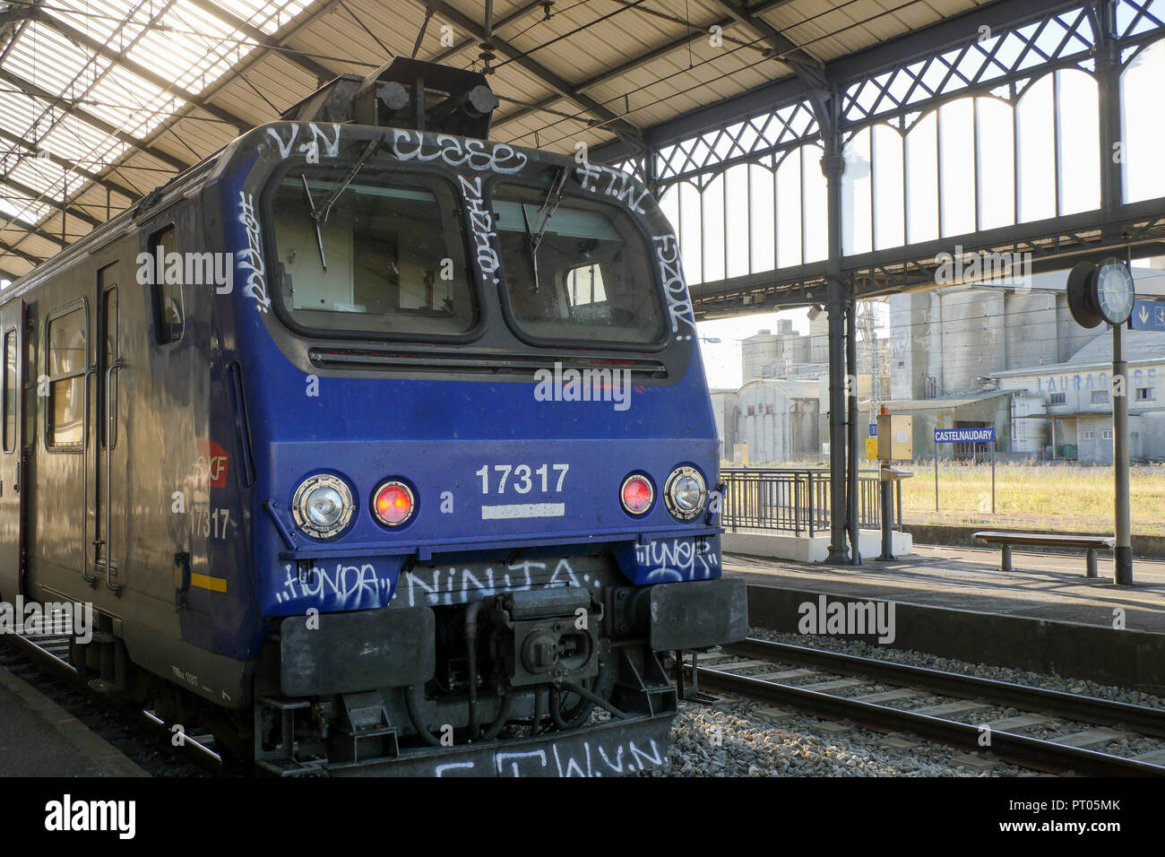 Treno a Castelnaudary stazione ferroviaria, Aude, Francia Foto Stock