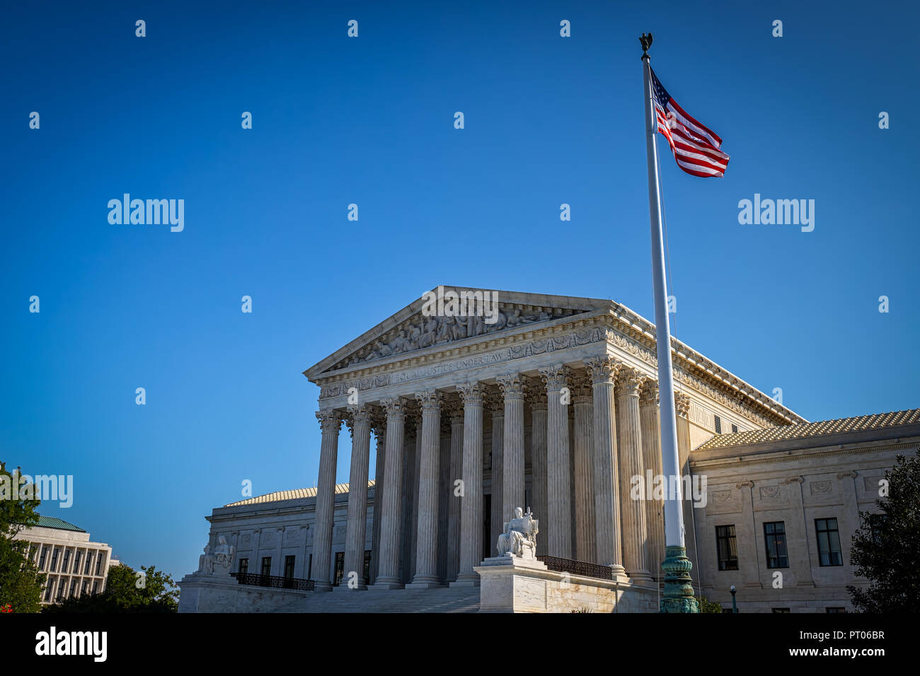 Un giorno di estate di fronte alla Corte suprema degli Stati Uniti edificio in Washington, DC. Foto Stock