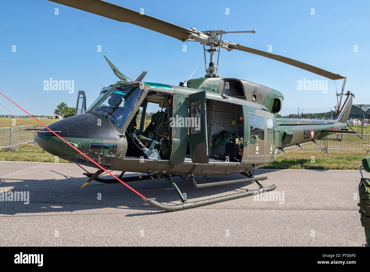 NANCY, Francia - luglio 1, 2018: Esercito Austriaco 212 Bell Huey elicottero sulla pista di Nancy Airbase. Foto Stock