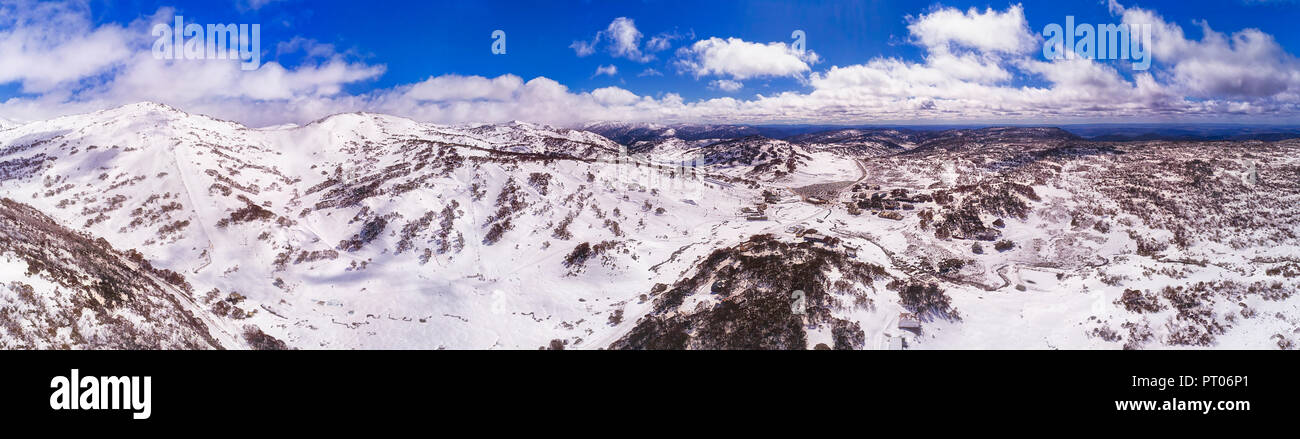 Perisher valley village tra innevate catene montuose in montagne innevate - popolare australiana winter sports resort per lo sci e lo snowboard. Foto Stock