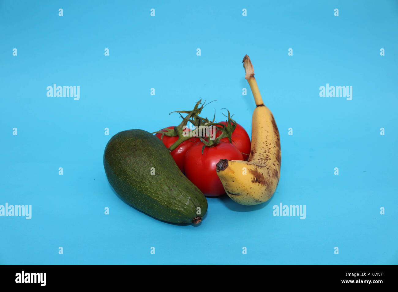 Cibo isolato sfondo blu Foto Stock