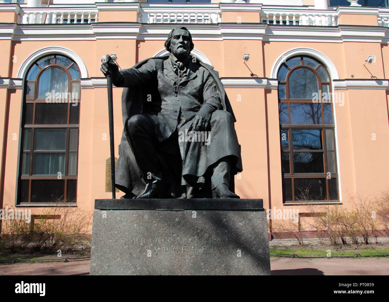Una grande statua del grande scrittore russo, poeta e drammaturgo, Ivan Turgenev a San Pietroburgo, Russo. Foto Stock