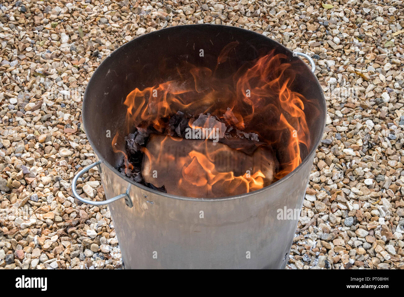 Inceneritore giardino, bruciando scarti da giardino Foto stock - Alamy