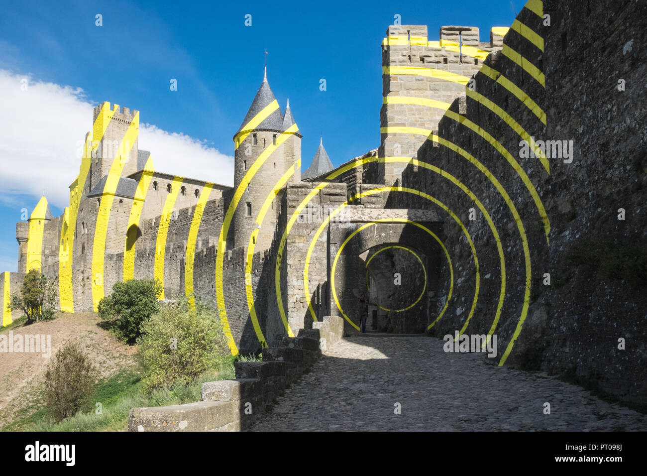 Giallo,l'arte,eccentrico cerchi concentrici,Carcassonne,Carcassone,Castle,Fort,bastioni,Aude,provincia,regione,a sud della Francia,Francia,francese,l'Europa,Unione Foto Stock