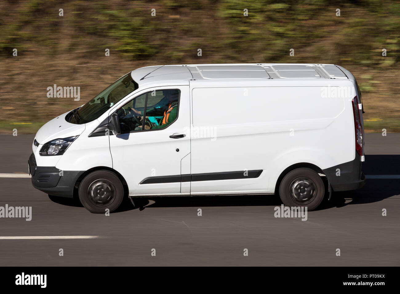 Ford Transit in autostrada. Ford Transit è una gamma di veicoli commerciali leggeri prodotta da Ford dal 1965. Foto Stock