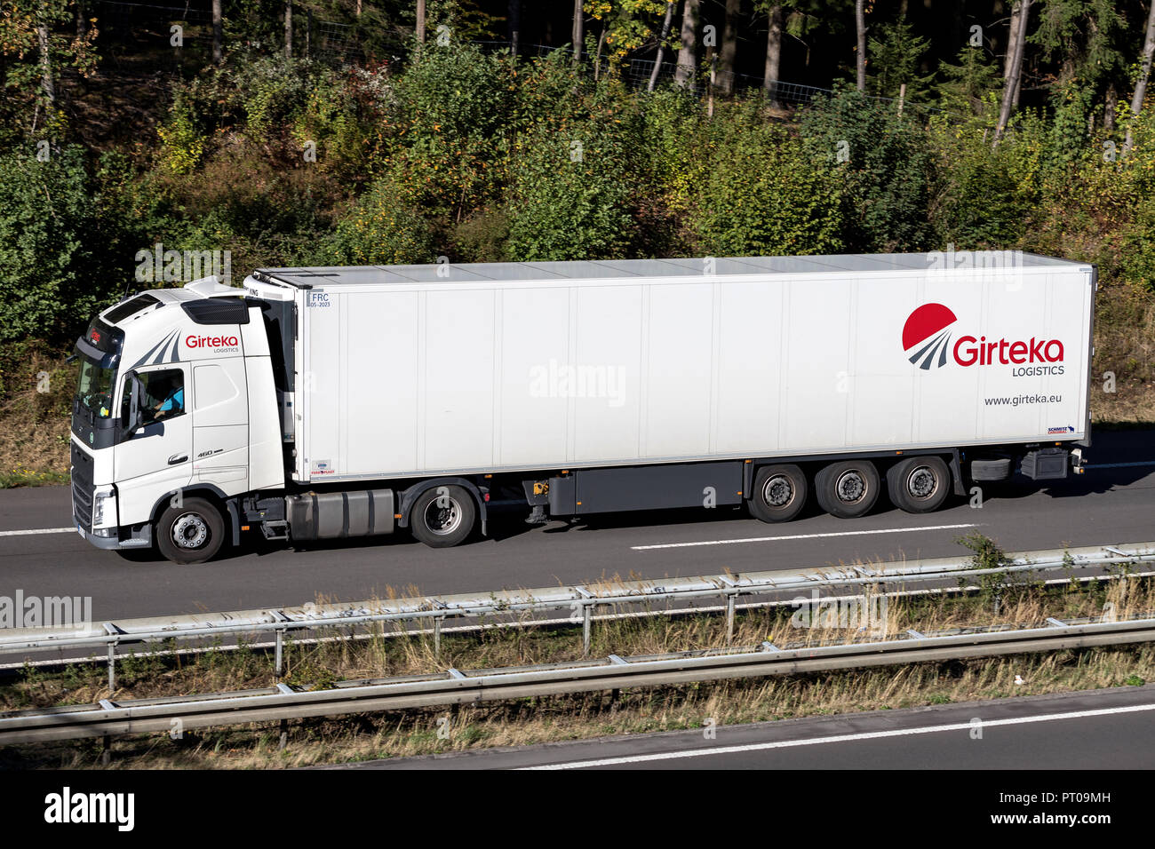 Girteka carrello su autostrada. Logistica Girteka è leader in Europa in base patrimoniale società di trasporti, offrendo più di 420.000 FULL TRUCK LOAD annualmente Foto Stock