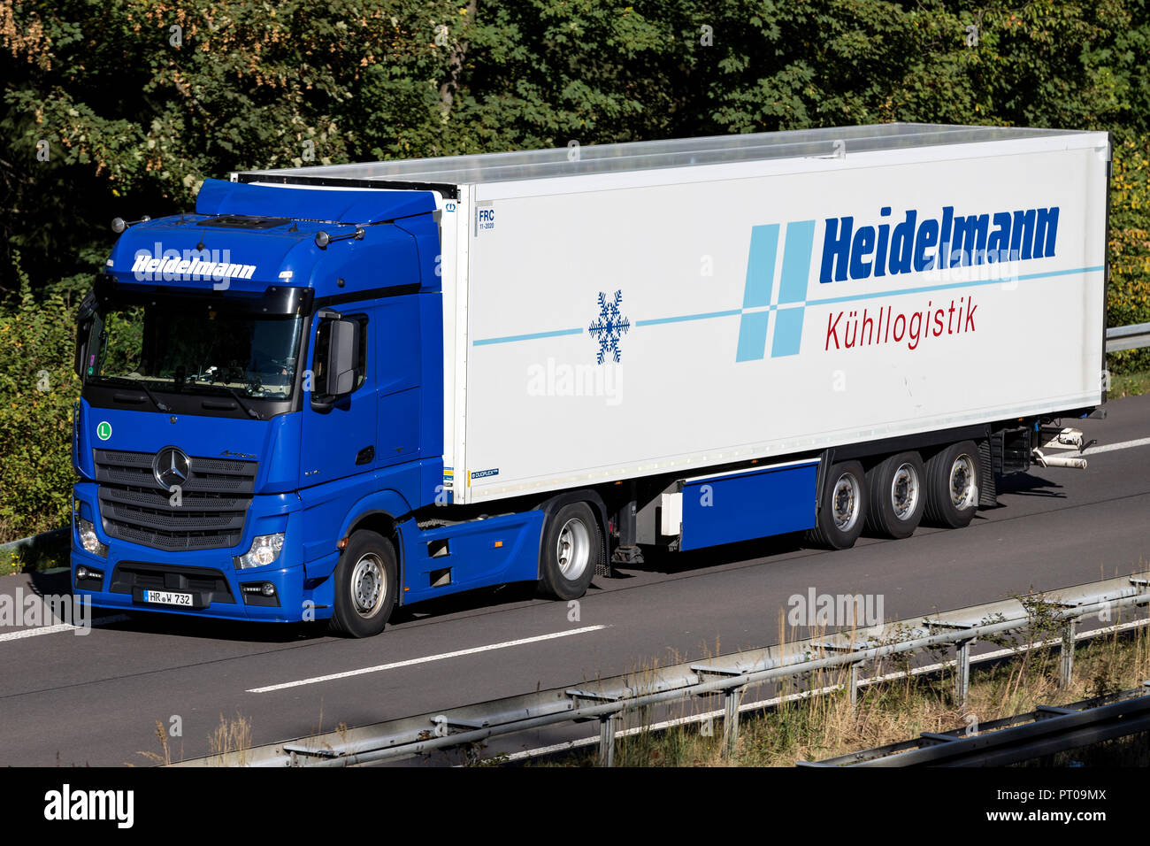 Heidelmann carrello su autostrada. Heidelmann è stata fondata nel 1946 ed è specializzata nel trasporto a temperatura controllata di merci. Foto Stock