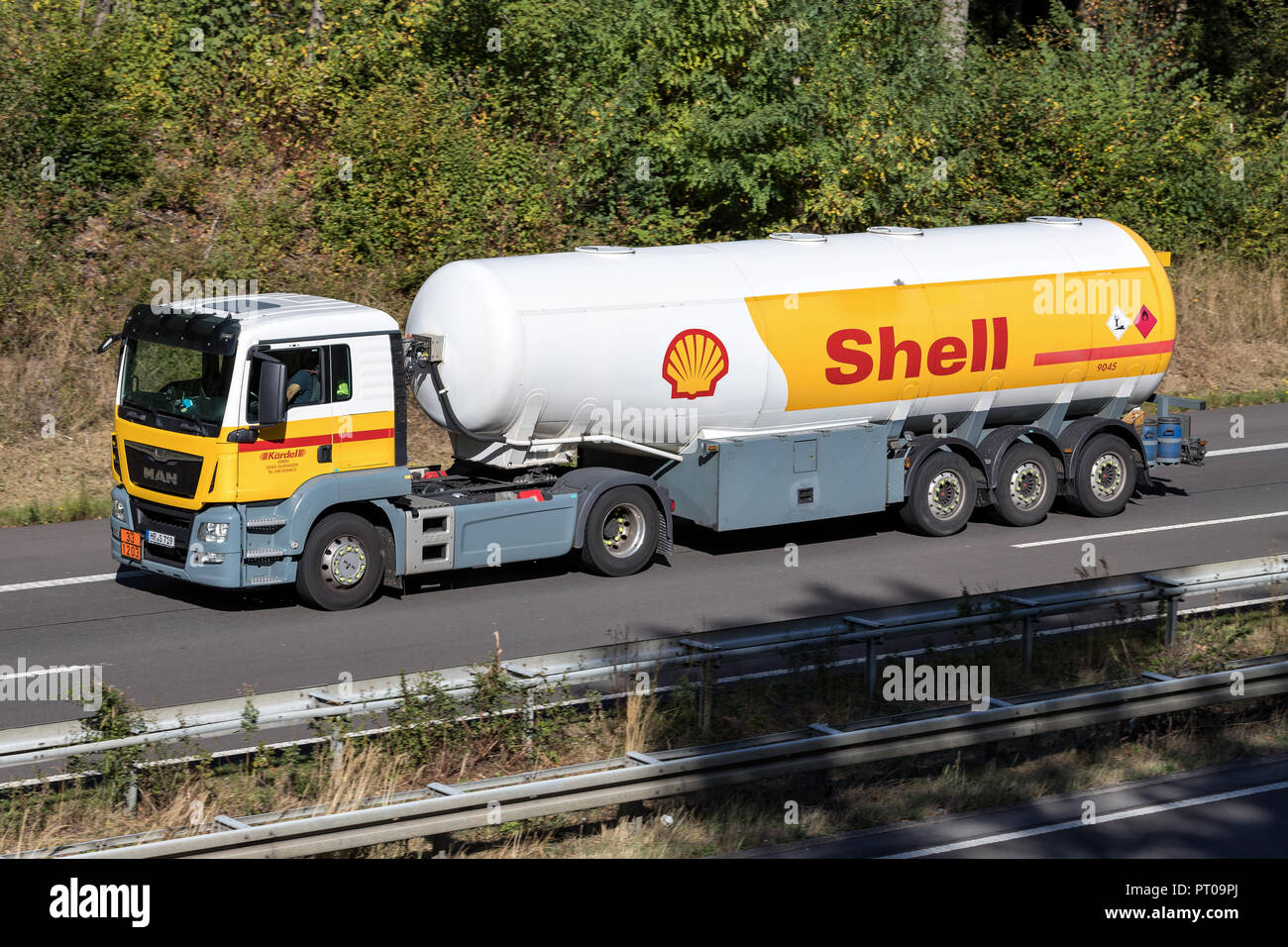Shell carrello su autostrada. Shell è una multinazionale anglo-olandese di petrolio e di gas company con sede nei Paesi Bassi e incorporati nel Regno Unito. Foto Stock