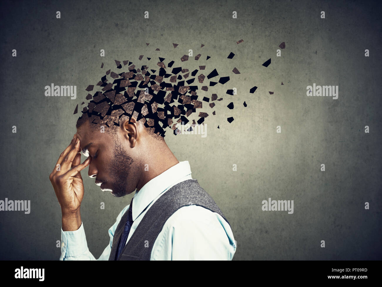 La perdita di memoria a causa di demenza o danni cerebrali. Profilo laterale di un uomo triste perdere parti di testa come simbolo della diminuita funzione della mente. Foto Stock