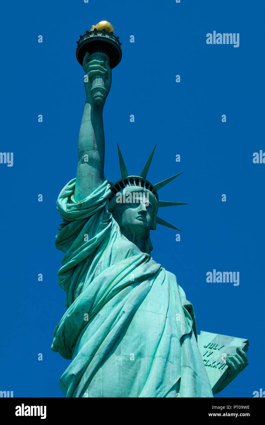 La Statua della Libertà nel porto di New York in un giorno di estate in USA Foto Stock