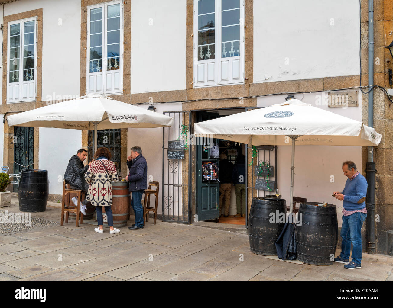 Locale tipico bar in Plaza de la Constitucion (Praza da Constitucion), A Coruña, Galizia, Spagna Foto Stock
