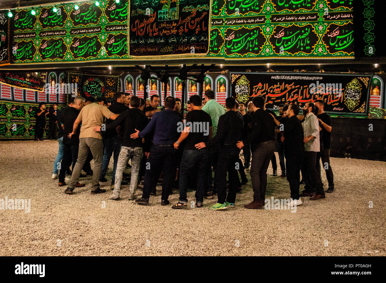 Uomini musulmani battono il petto come parte di Muharram lutto in Isfahan, Iran Foto Stock