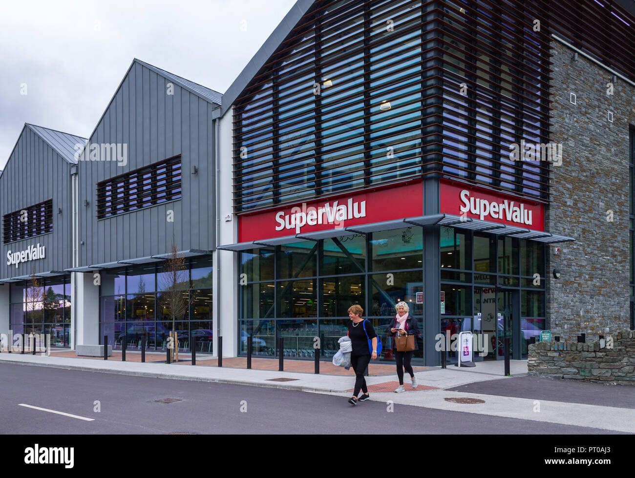 Gli amanti dello shopping lasciando un supervalu supermercato o negozio di vendita al dettaglio in Bantry West Cork in Irlanda Foto Stock Gli amanti dello shopping lasciando un supervalu supermercato o negozio di vendita al dettaglio in Bantry West Cork in Irlanda Foto Stock