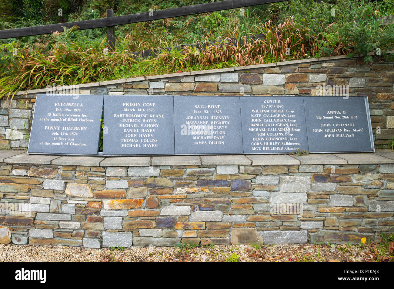 Ricordo monumento dedicato ai pescatori e marinai dispersi in mare unione hall West Cork in Irlanda Foto Stock