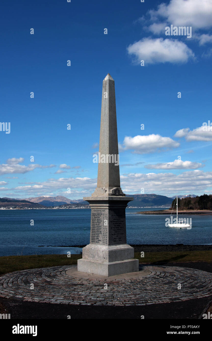 Il memoriale di guerra al piccolo borgo, Inverkip, sul Firth of Clyde, commemora gli uomini che hanno combattuto e sono morti nella prima guerra mondiale, dalla zona, in Scozia. Foto Stock