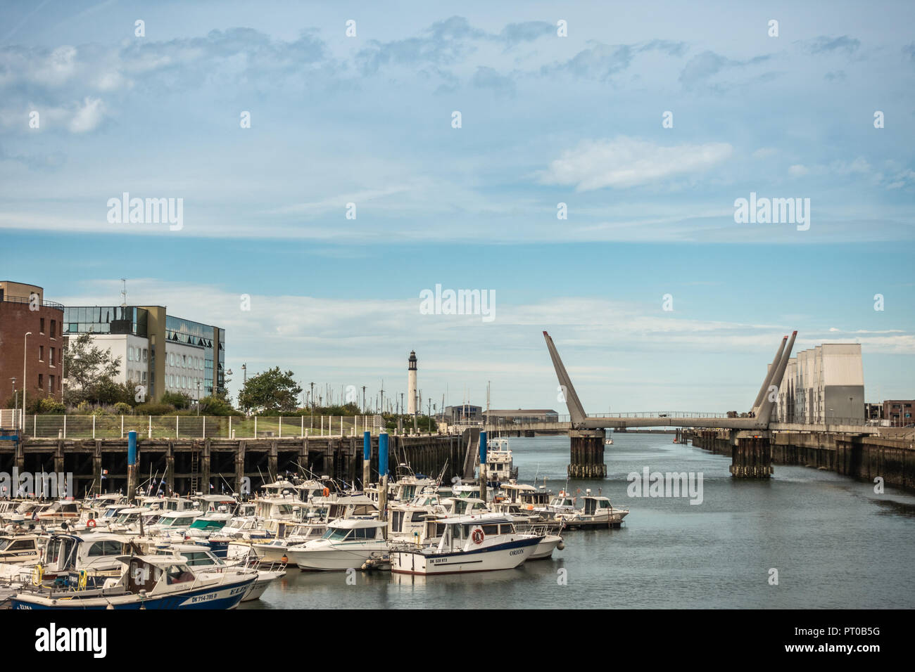 Dunkerque, Francia - 16 Settembre 2018: il collegamento di canale a mare del Nord a nord di Porto Vecchio a Dunkerque con barche a motore, bridge e gli edifici sul lato sotto lig Foto Stock