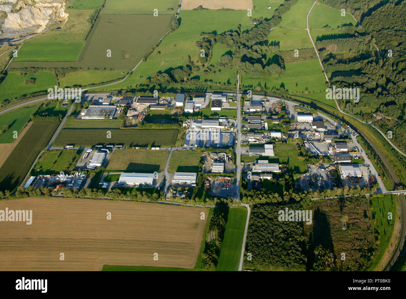 Vista aerea, zona industriale Encurbruch, Warstein, distretto Soest, Renania settentrionale-Vestfalia, Germania, Europa Foto Stock