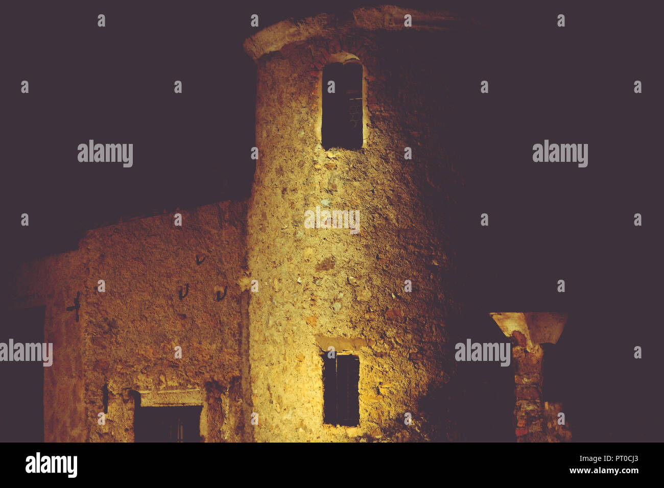 Una rovina del castello di notte sotto i riflettori. Foto Stock