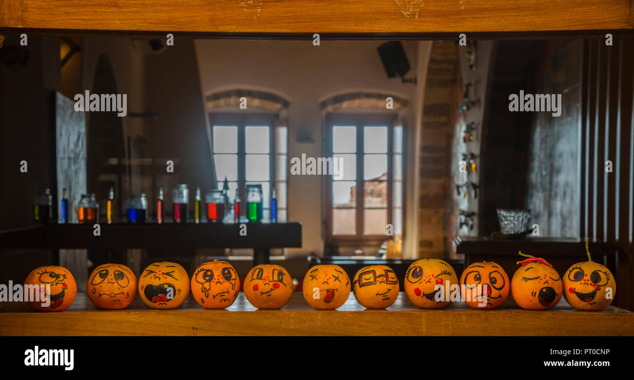 Disegni di arance per mostrare i sentimenti Foto Stock