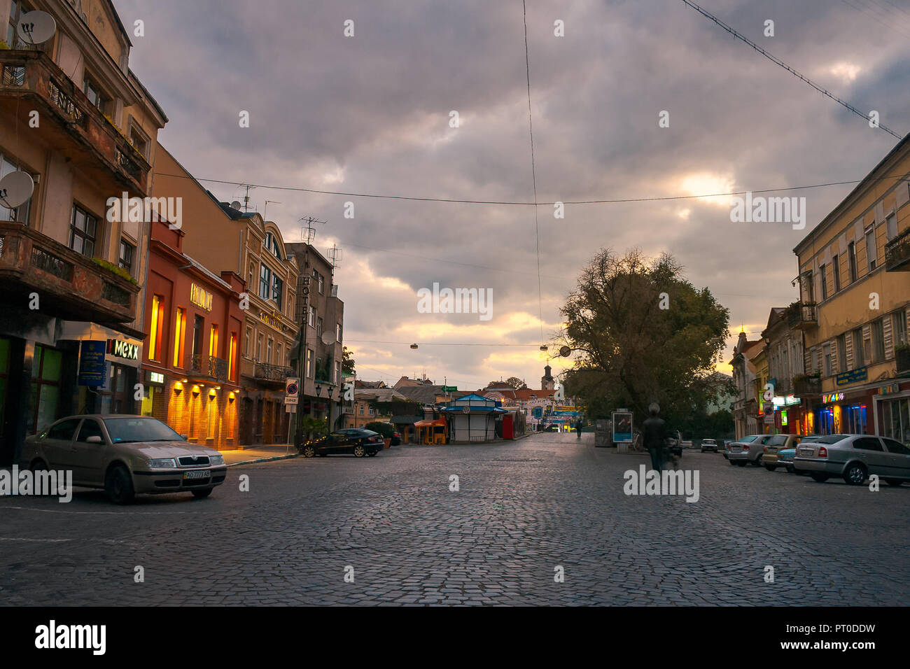 Uzhgorod, Ucraina - Sep 28, 2008: Petefi quadrato su una torbida autunno sunrise. città vecchia in attesa per la folla dei turisti Foto Stock