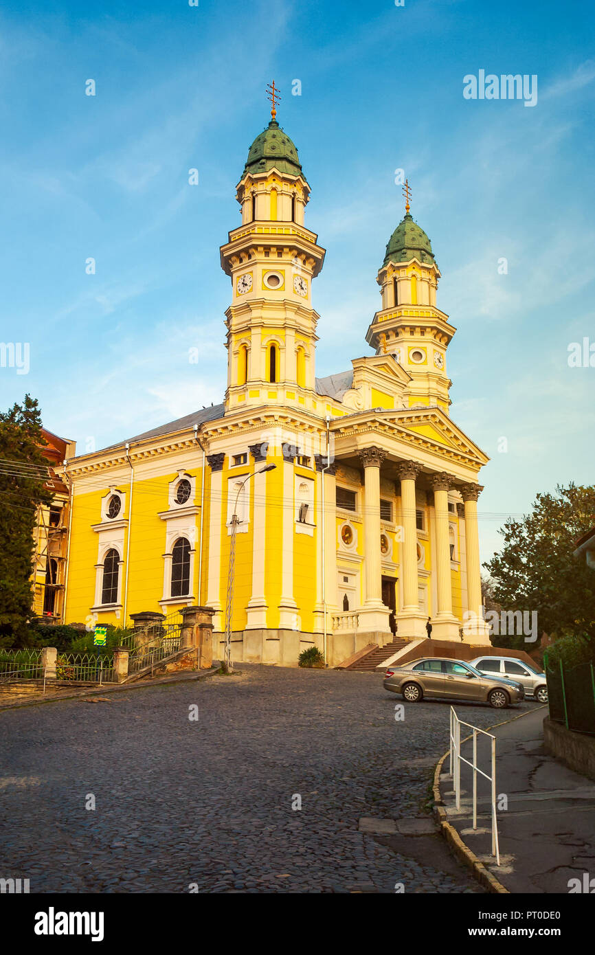 Uzhgorod, Ucraina - 11 OTT 2008: la cattedrale greco-cattolica nella luce della sera. turistica popolare punto di riferimento Foto Stock
