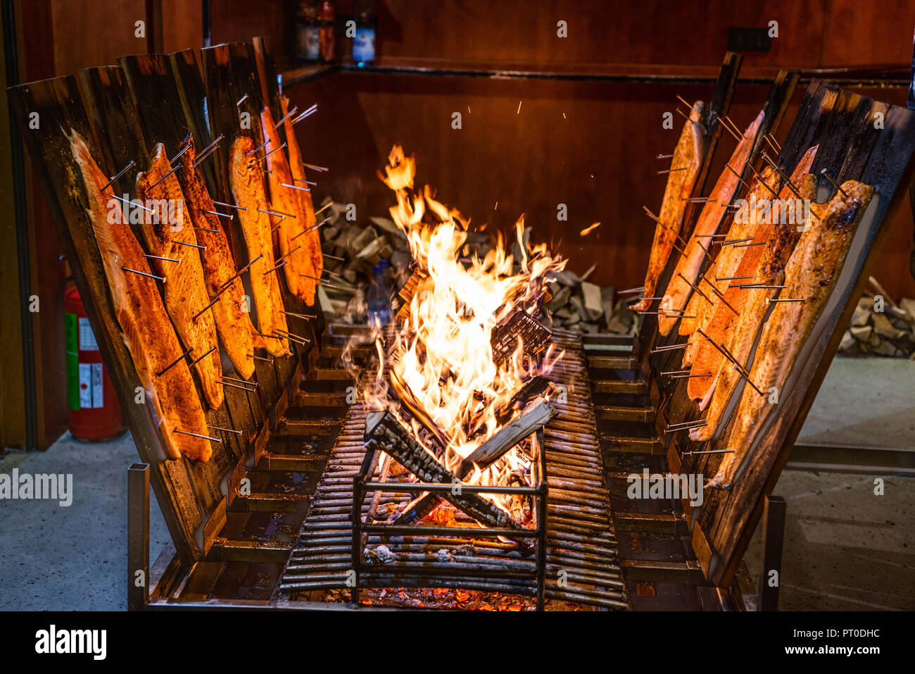 Fiammata delizioso salmone affumicato su un fuoco aperto al mercato di Natale . Foto Stock