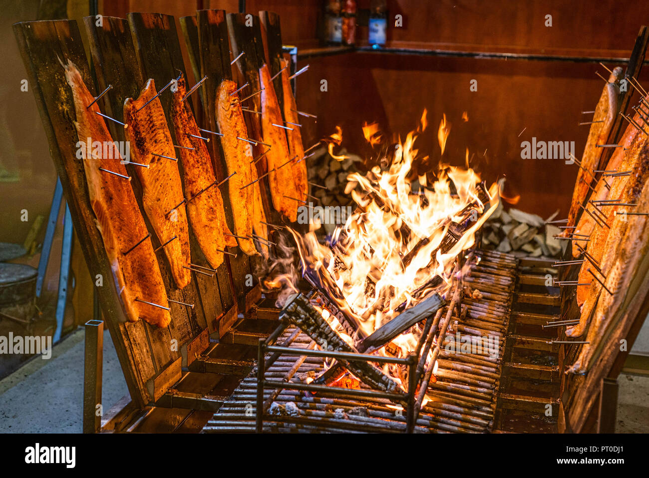 Fiammata delizioso salmone affumicato su un fuoco aperto al mercato di Natale . Foto Stock