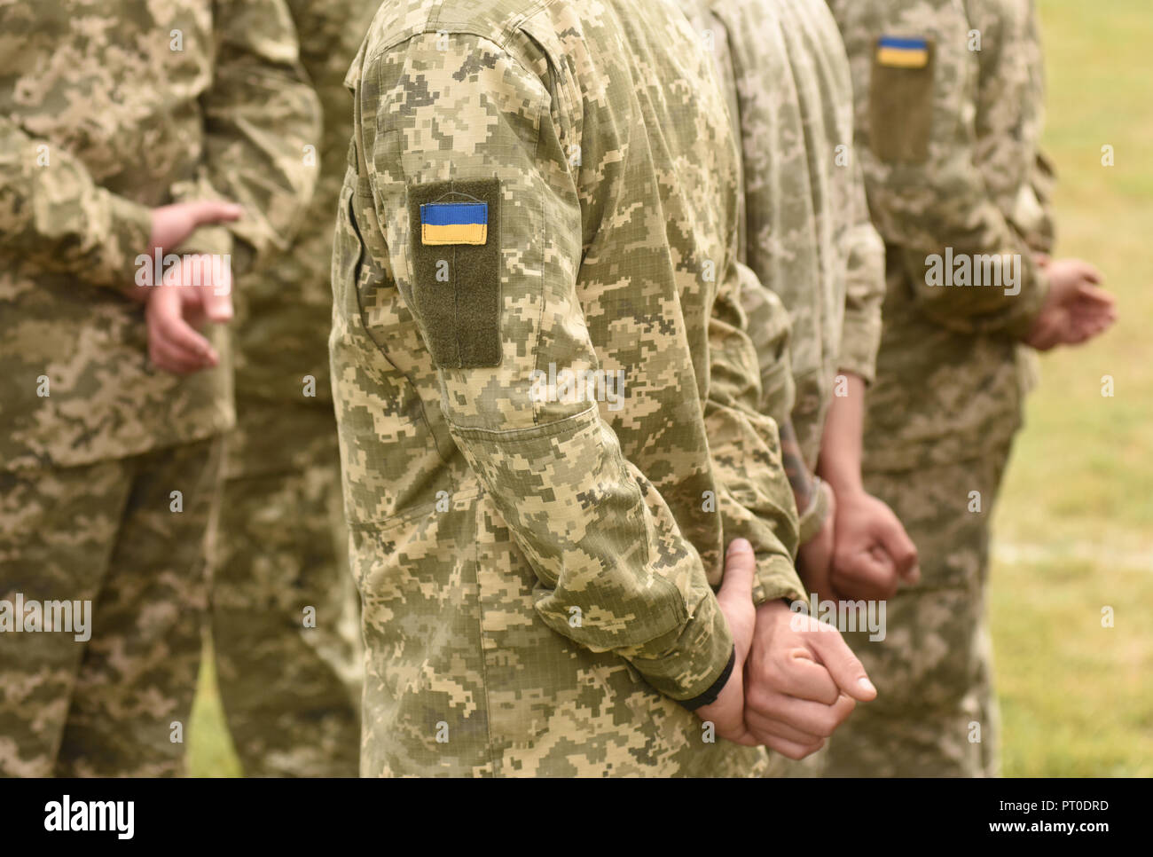 Ucraina bandiera di patch in uniforme militare. L'Ucraina uniforme militare. Truppe ucraino Foto Stock