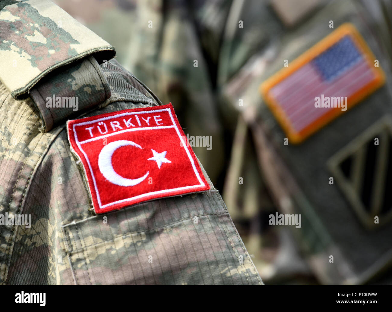 Bandiera turca e noi bandiera in uniforme militare. Bagno Turco e le truppe degli Stati Uniti Foto Stock