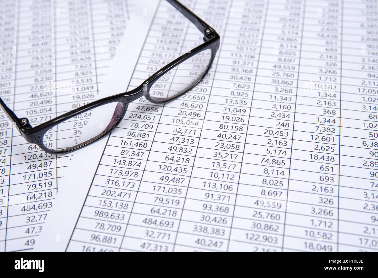 Un bicchieri sul grafico finanziario, la concezione di business. Foto Stock