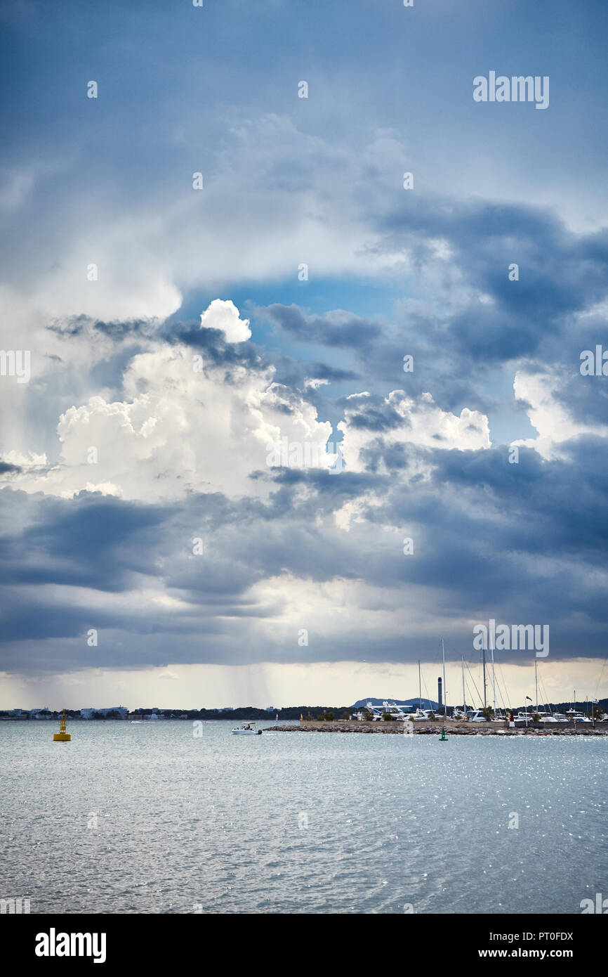 Nuvole di pioggia su Port de Alcudia, Mallorca, Spagna. Foto Stock