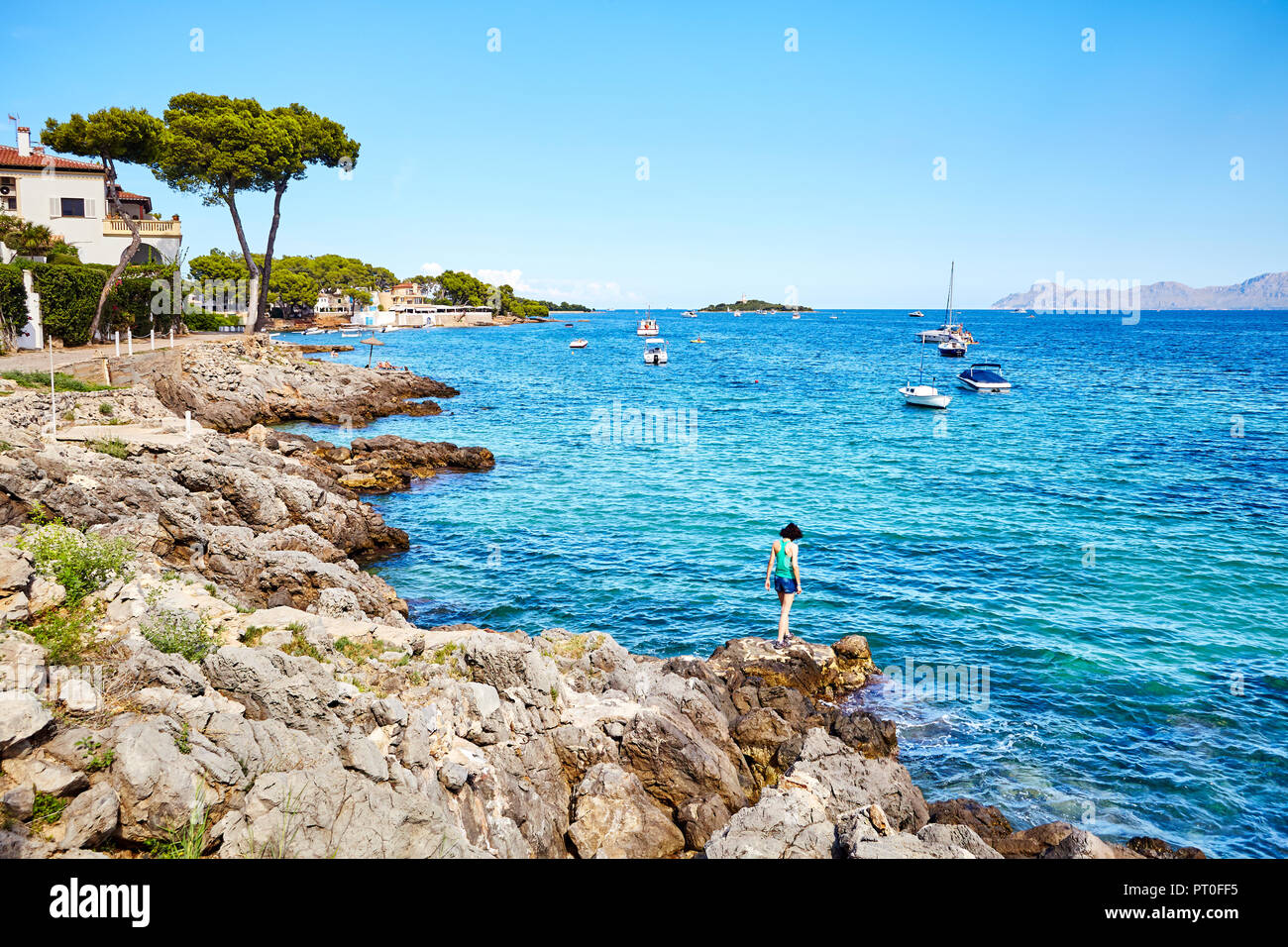 Vacanze estive paesaggio con donna che cammina sulle rocce, Mallorca, Spagna. Foto Stock