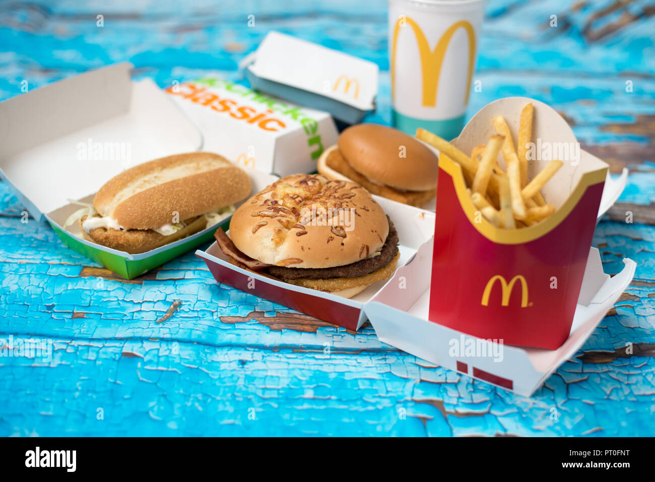 Hamburger, bevande e le patatine fritte da McDonalds, 22.01.2018, Renningen, Germania sul luminoso, sfondo blu Foto Stock