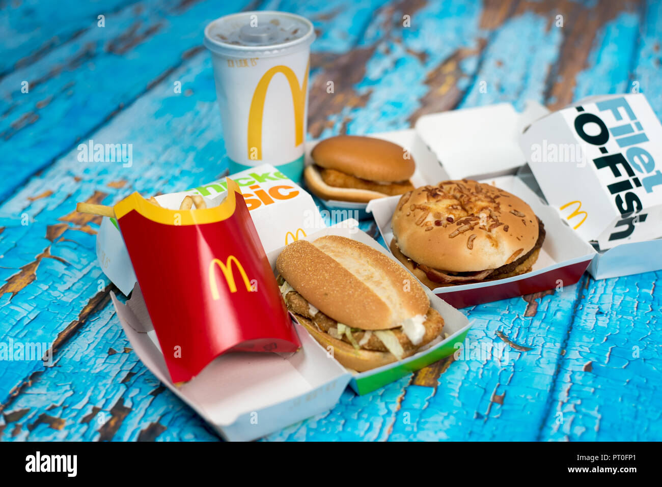 Hamburger, bevande e le patatine fritte da McDonalds, 22.01.2018, Renningen, Germania sul luminoso, sfondo blu Foto Stock