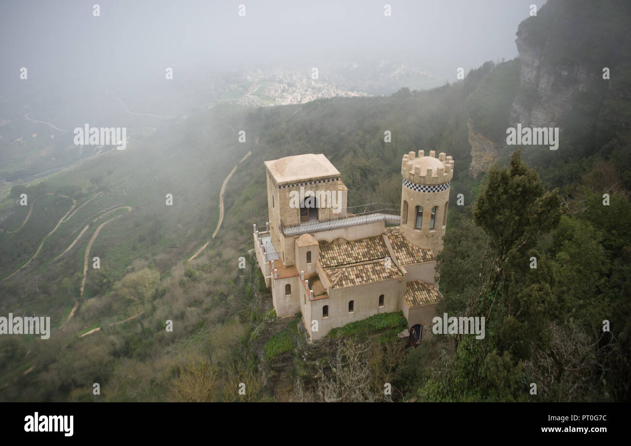 Erice, in Sicilia, Italia - 10 Marzo 2018: nuvole passando attraverso questa città medievale situata sulla cima della montagna sono la creazione di effetto magico. Foto Stock