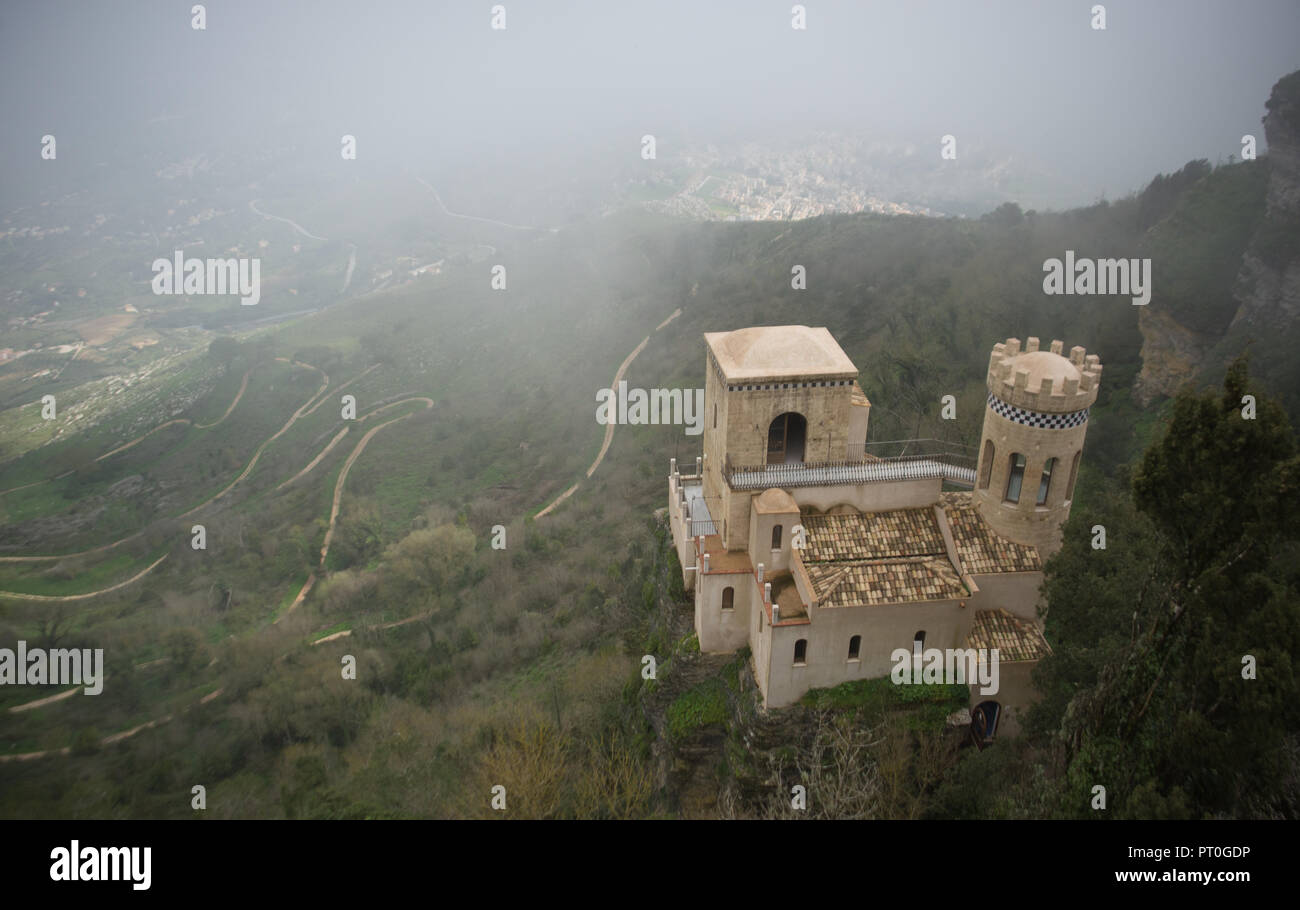 Erice, in Sicilia, Italia - 10 Marzo 2018: nuvole passando attraverso questa città medievale situata sulla cima della montagna sono la creazione di effetto magico. Foto Stock