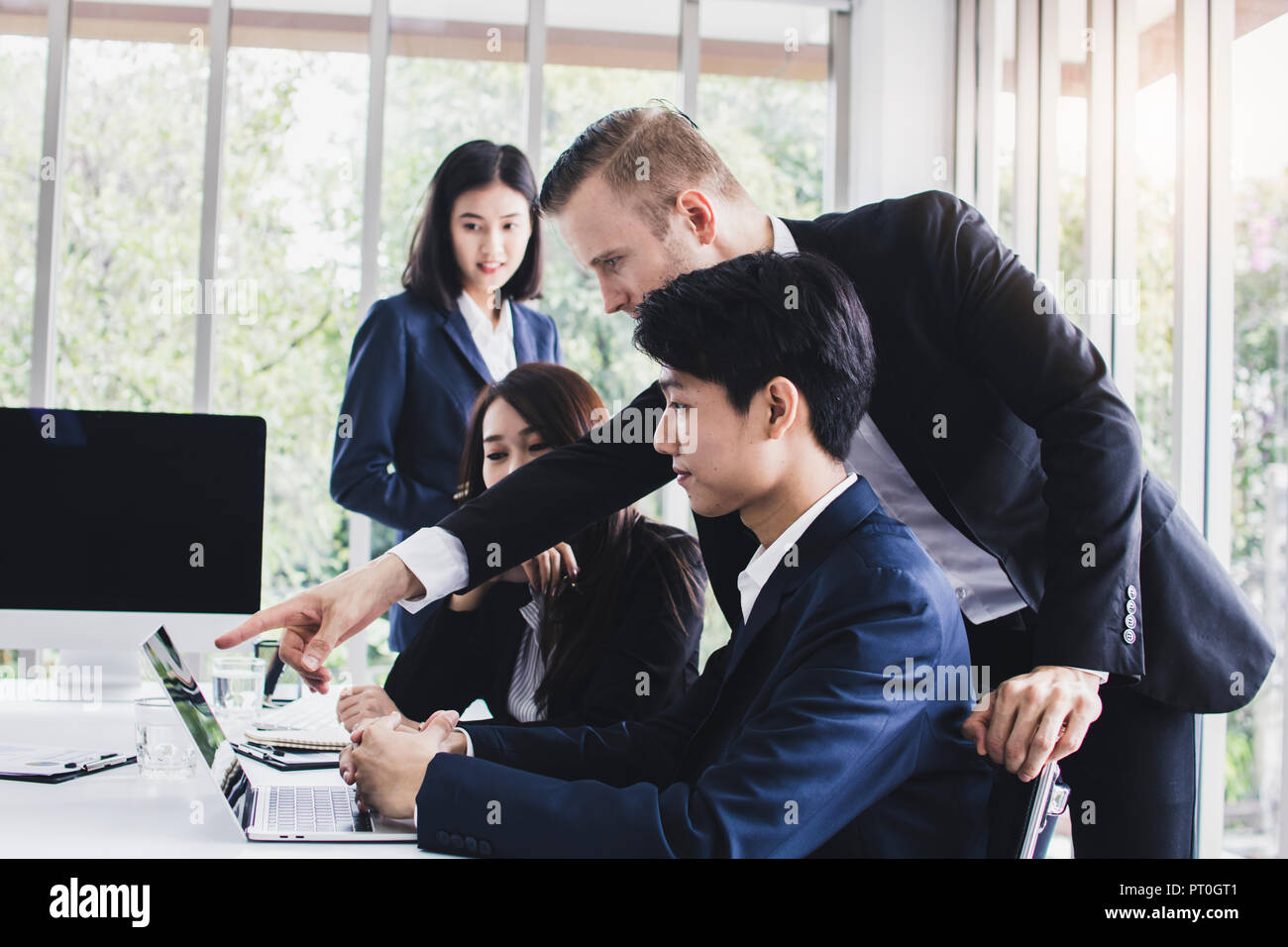 Manager o boss in cerca di lavoro e ammirare mostrando il pollice per il buon lavoro e di lavoro di successo in sala riunioni. Foto Stock