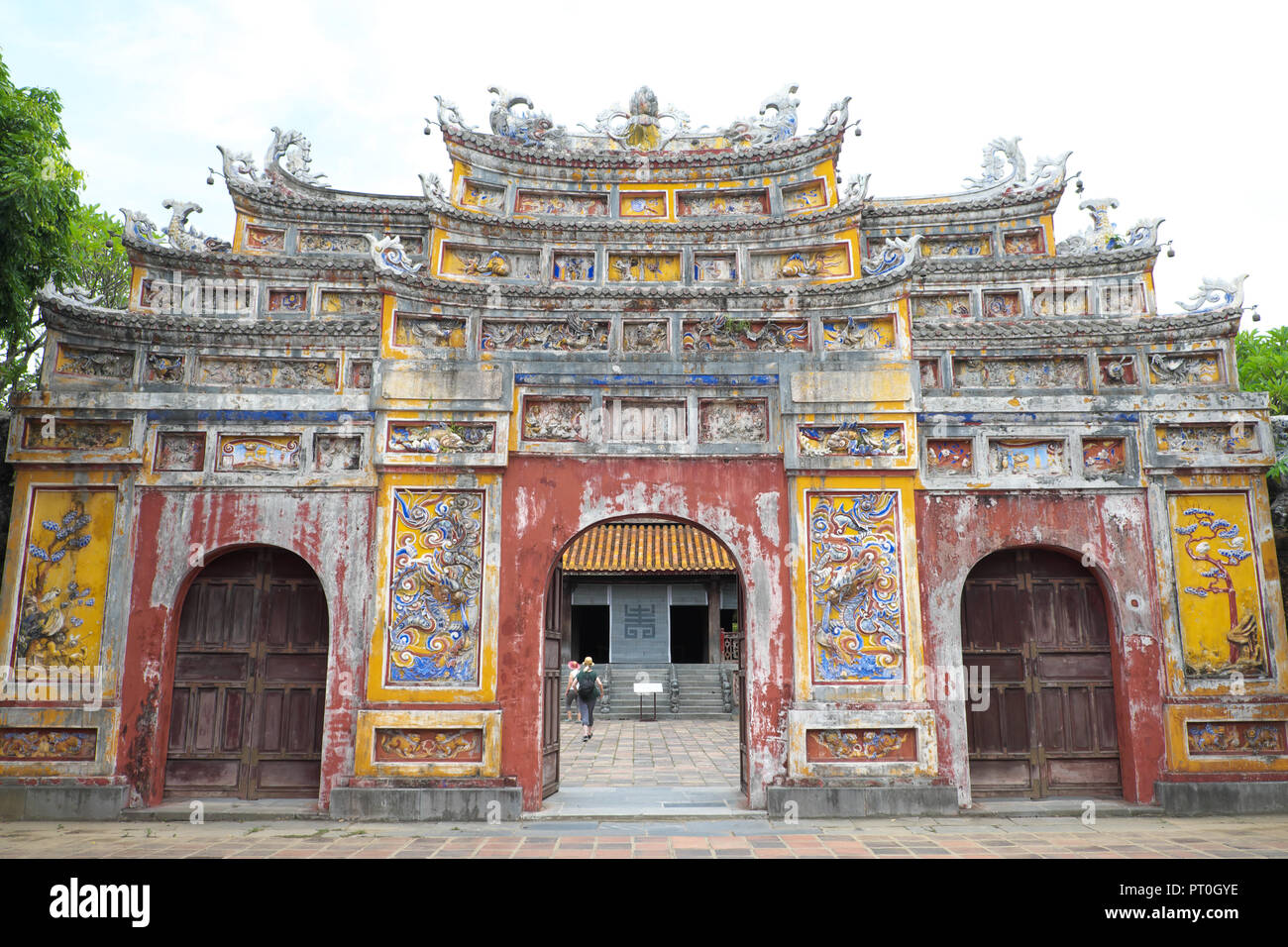 Hue Vietnam - Mieu porta d'ingresso al Tempio all'interno della cittadella imperiale conosciuta anche come la Città Imperiale costruito dalla dinastia Nguyen Foto Stock