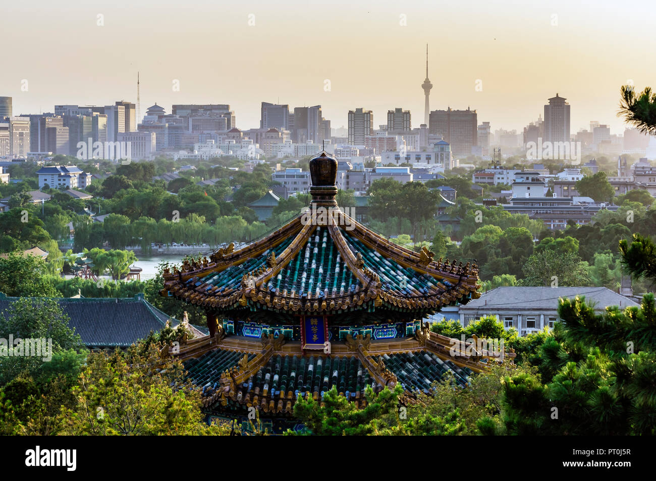 Cina, Pechino, vista la città al crepuscolo Foto Stock