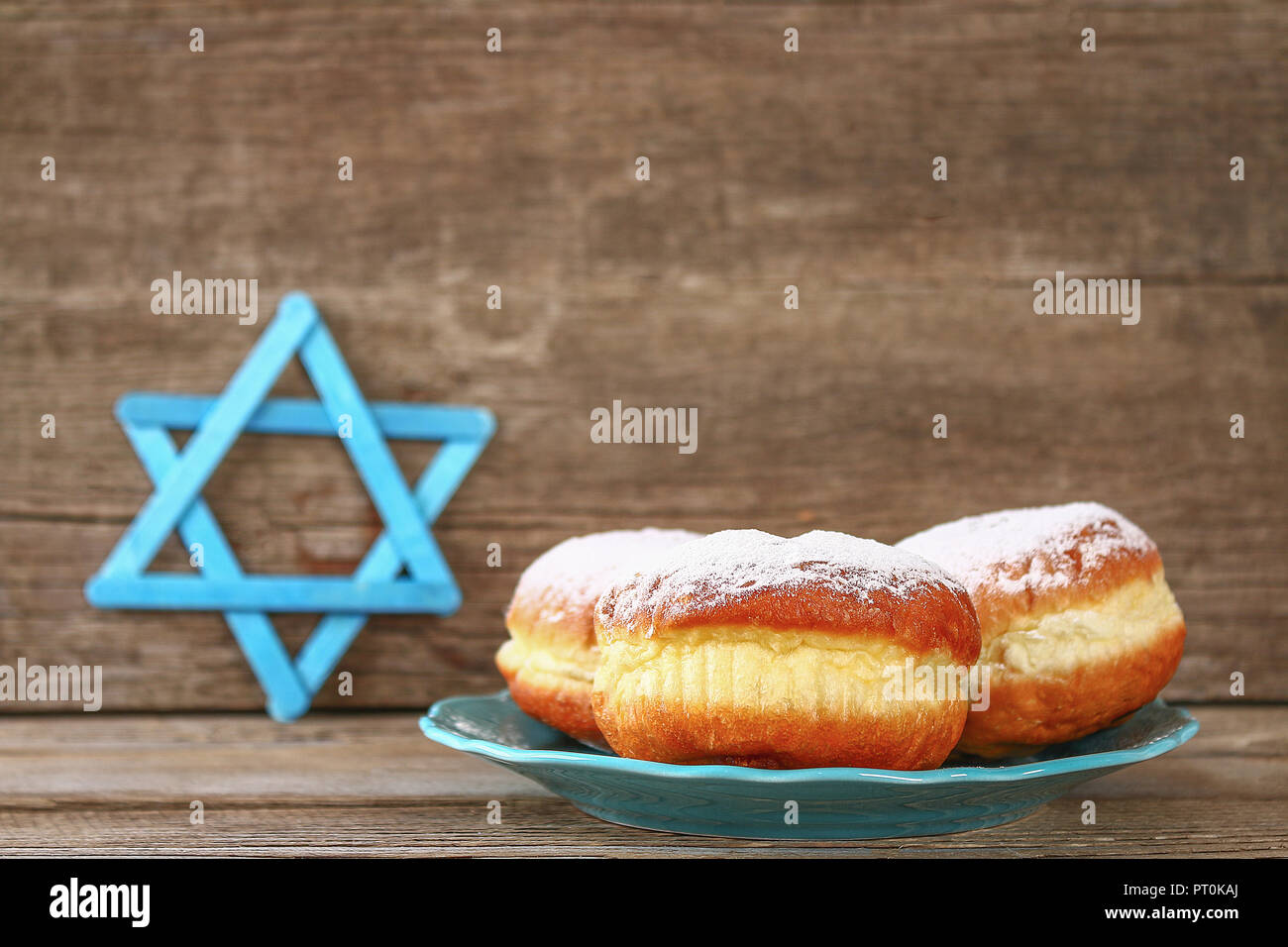 Festa ebraica Hanukkah e i relativi attributi menorah, ciambelle, stella di Davide Foto Stock