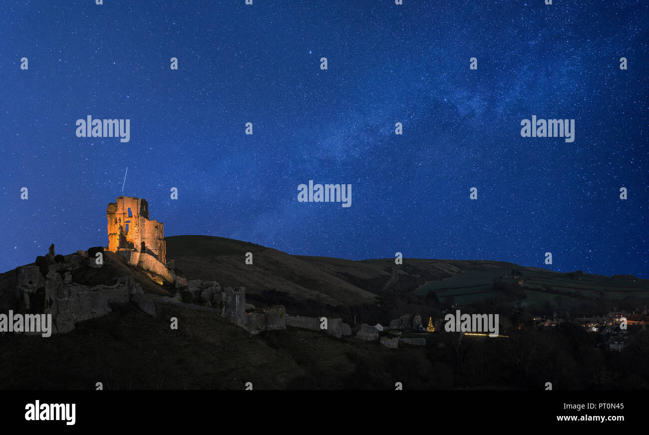 Incredibile vibrante via lattea immagine composita oltre il paesaggio del castello medievale Foto Stock